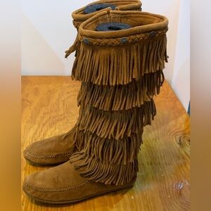 Minnetonka 5 layer fringe mocassin boots. Size 9